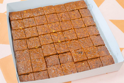 Plaatcake wortel-hazelnoot 49 stukjes à 4x4 cm * 2 dagen bestelltijd *DV