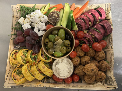 VEGANISTISCHE Tapas hapjes ca 45 bites op bamboeschaal incl. prikkers * (5 werkdagen besteltijd)