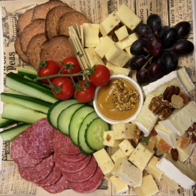 Hapjes Hollandse kaas & worst plank op bamboeschaal ca 80 bites incl. prikkers * (5 werkdagen besteltijd)