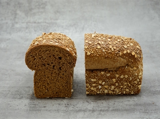 Waldkorn groot brood gesneden