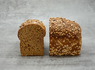 Grof volkoren geplette tarwe brood gesneden