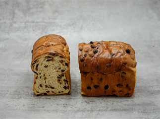 Rozijnenbrood zonder spijs gesneden